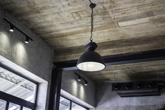 现代天花板灯装饰咖啡商店股票照片
