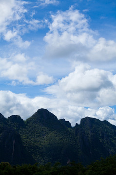 山和蓝色的天空抓住Vieng老挝
