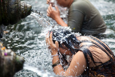 提尔塔empul印尼3月身份不明的人祈祷和浴自己的神圣的水域的喷泉提尔塔empul巴厘岛印尼3月喷泉是寺庙