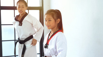 老师教学跆拳道女孩朝鲜文武术艺术