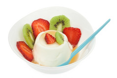 甜蜜的酸奶与水果而且蜂蜜碗孤立的白色背景