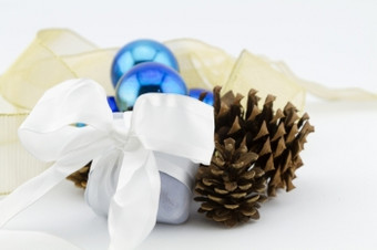 灰色的天鹅绒珠<strong>宝盒</strong>子包装白色<strong>礼物</strong>放置与松视锥细胞蓝色的玻璃圣诞节球和黄金丝带白色背景