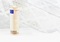 欧元货币漩涡白色雪花丝带背景反映了转移金融环境