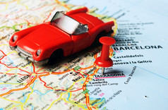 关闭tarragona西班牙地图和车玩具旅行概念