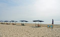 色彩斑斓的海滩椅子车是海滩泰国