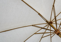 下面白色织物伞