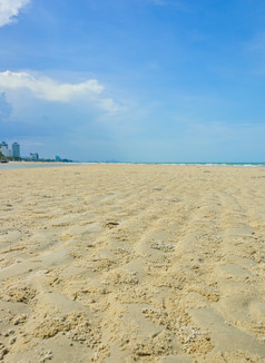 海滩沙子涟漪模式对蓝色的天空