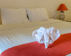 白色毛巾大象形状白色床上泰国风格酒店卧室