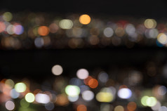 模糊背景与色彩斑斓的城市灯散景晚上