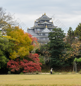 日本秋天颜色后乐园花园和日本冈山城堡背景日本冈山日本