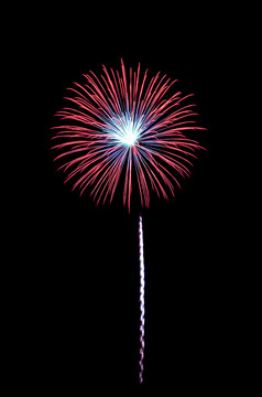 美丽的红色的和蓝色的烟花爆炸的晚上天空孤立的黑色的背景新一年和周年纪念日概念