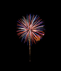 美丽的色彩斑斓的烟花爆炸的晚上天空孤立的黑色的背景新一年和周年纪念日概念