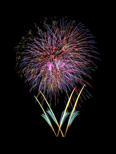 美丽的色彩斑斓的烟花爆炸的晚上天空孤立的黑色的背景新一年和周年纪念日概念