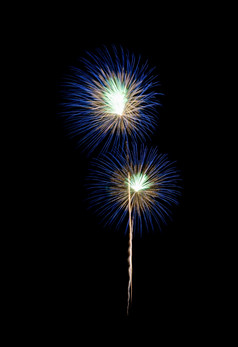 蓝色的烟花闪闪发光的晚上天空庆祝活动和周年纪念日概念