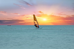 帆板阿鲁巴岛岛的加勒比海美丽的日落
