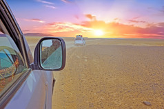 开车通过的撒哈拉沙漠沙漠摩洛哥日落