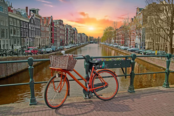 橙色自行车阿姆斯特丹城市中心的荷兰日落橙色自行车阿姆斯特丹城市中心的荷兰太阳