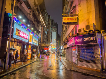 晚上时间九龙回来街道在香港香港九龙11月晚上时间九龙回来街道与很多广告和霓虹灯迹象
