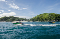 的视图从的海而且速度船Tawaen海滩Koh学岛芭堤雅泰国