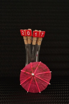 拼写与红色的块显示与射击游戏玻璃与红色的鸡尾酒伞黑色的背景