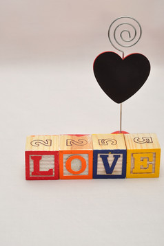 情人节日爱拼写与色彩斑斓的字母块和黑色的心