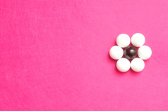 白色和黑色的球包装的形状花孤立的粉红色的背景