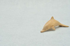海豚木小雕像孤立的白色背景
