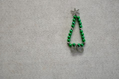 圣诞节树使出珠子和线白色背景