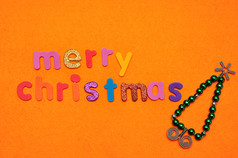 珠圣诞节树和快乐圣诞节橙色背景