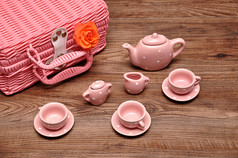 瓷发现了茶集与粉红色的篮子和橙色玫瑰