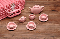 瓷发现了茶集与粉红色的篮子