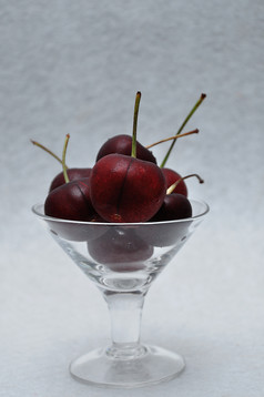 樱桃玻璃碗与白色背景