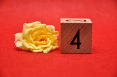 数量四个与黄色的玫瑰红色的背景