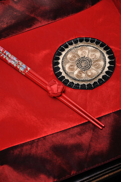一对红色的筷子系在一起红色的表格布