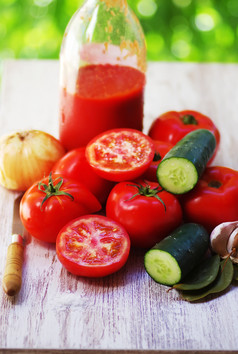 西红柿和玻璃瓶番茄粘贴表格