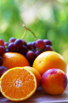 切片橙色桃子和葡萄表格