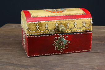 色彩斑斓的木珠宝盒子少数民族风格