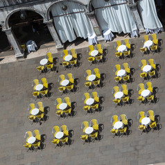 红色的和黄色的椅子和轮表空中视图著名的圣马克的广场威尼斯意大利