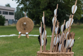 集团箭头内部柳条篮子和稻草射箭目标背景草地