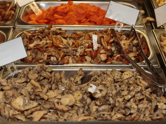 分类蔬菜保存石油腌制蔬菜内部金属碗餐厅分类蔬菜保存石油蘑菇和胡萝卜