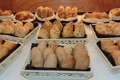 面包分类内部白色篮子所示面包店