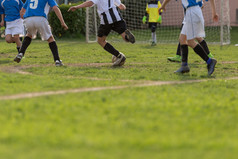 小足球球员在匹配特写镜头孩子们rsquo腿