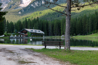 的小木屋mosigo湖三vito乡内部意大利白云石山脉阿尔卑斯山脉风景夏天时间