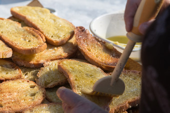 准备片烤面包与橄榄石油意大利零食准备片烤面包与橄榄石油意大利零食