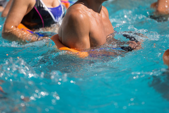 人做水有氧运动户外游泳池人做水有氧运动户外游泳池