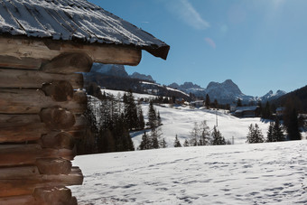 山小屋和滑雪坡景观阳光明媚的一天山小屋和滑雪坡景观阳光明媚的一天