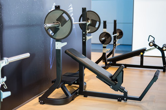 杠铃与倾向于板凳上为健身锻炼健身房杠铃与倾向于板凳上为健身锻炼健身房