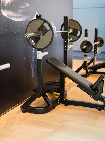 杠铃与倾向于板凳上为健身锻炼健身房杠铃与倾向于板凳上为健身锻炼健身房
