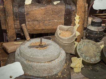古老的石头机手册磨床轮与曲柄和木新闻为意大利面古老的石头机手册磨床轮与曲柄和木新闻为意大利面