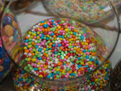 色彩斑斓的五彩纸屑糖果内部透明的玻璃容器色彩斑斓的五彩纸屑糖果内部透明的玻璃容器